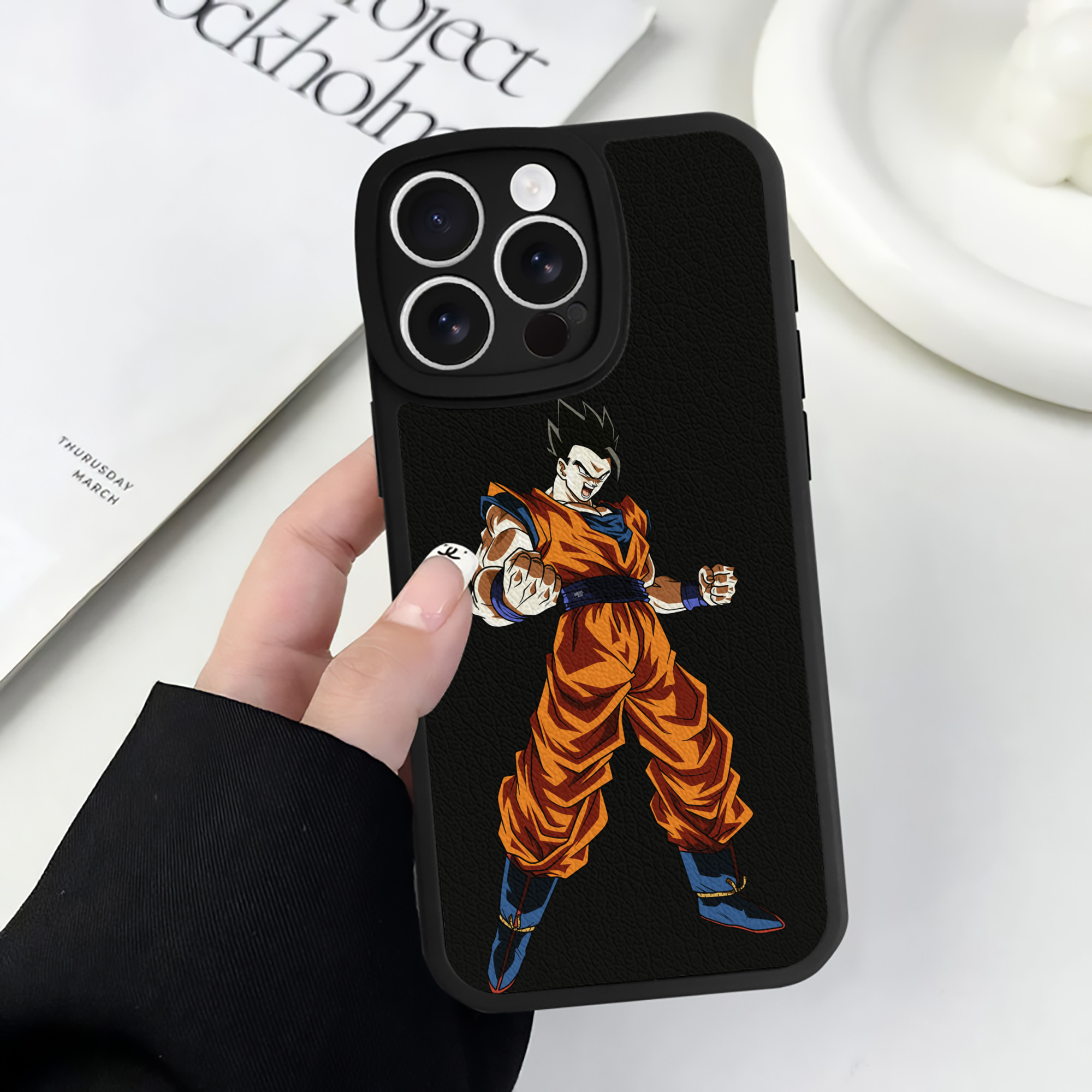 （画像用） ドラゴンボール 孫 悟飯（そんごはん）DRAGON BALL Son Gohan 【iPhone 16シリーズ対応】シリコンスマホケース（レザー調） 材質：シリコン